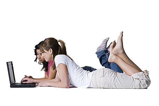 两个女孩,躺下,看,笔记本电脑
