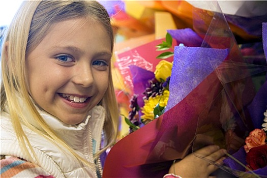 女孩,7-9岁,看,花束,花商,微笑,特写,头像