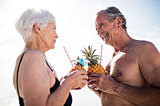 老年,夫妻,菠萝,鸡尾酒,海滩,晴天