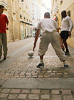 男人,玩,足球,街道