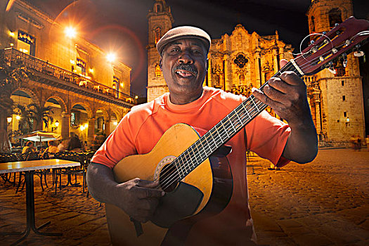 老人,演奏,木吉他,广场,大教堂,夜晚,哈瓦那,古巴