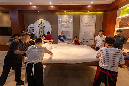 广西蒙山,游客参观丝绸工业旅游景区看丝绸产品及蚕丝棉被制作