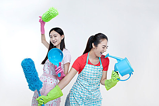 两个打扫卫生的亚洲女孩