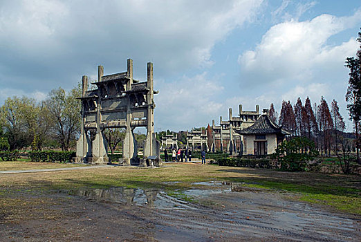 歙县棠樾古村的牌坊和祠堂