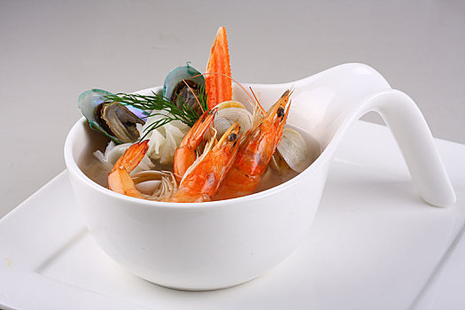 白瓷汤盅盛放的海鲜汤