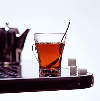 茶杯,茶壶,方糖,桌上