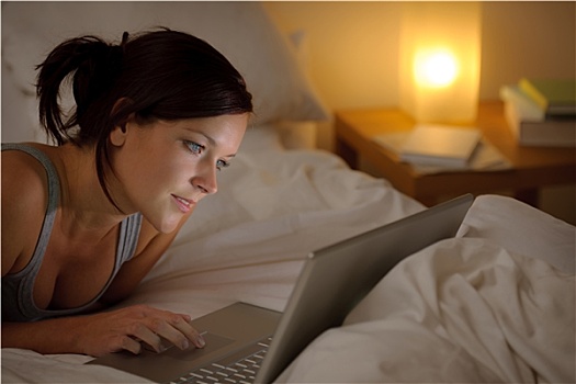 卧室,晚间,女人,笔记本电脑
