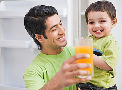 男人,儿子,拿着,玻璃,橙汁