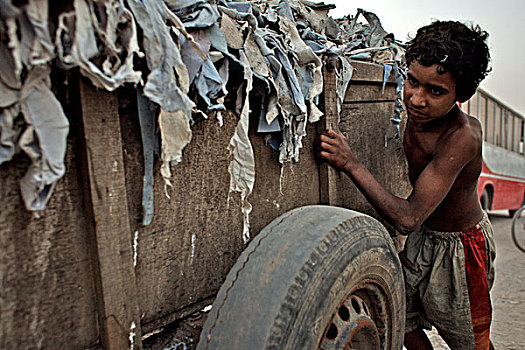 孩子,劳工,推,手推车,装载,皮革,区域,达卡,城市,原料,胶,工厂,孟加拉,十二月,2007年