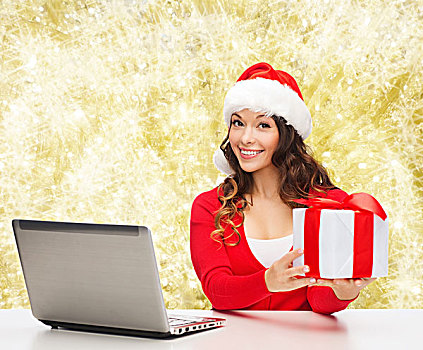 圣诞节,休假,科技,人,概念,微笑,女人,圣诞老人,帽子,礼盒,笔记本电脑,上方,黄色,雪,背景