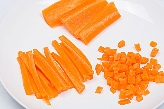 盘子里的胡萝卜,被切成块和条状