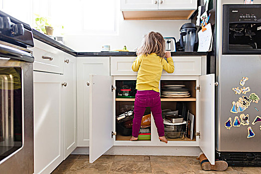 后视图,女孩,站立,厨房,平衡性,厨柜,门