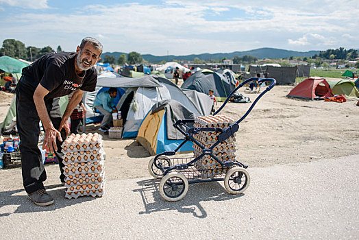 一个,男人,递送,新,蛋,难民,露营,希腊,边远地区,马其顿,四月