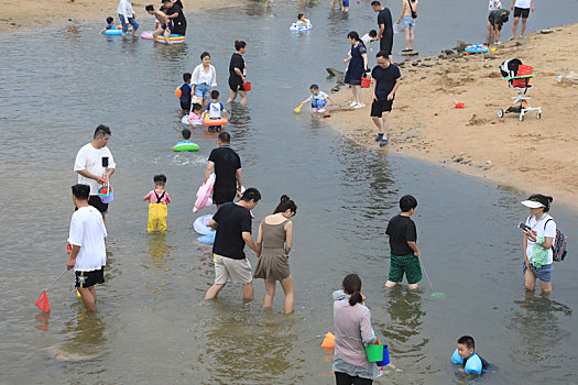 山东省日照市,台风,杜苏芮,外围影响旅游,游客游兴不减河流里泡澡