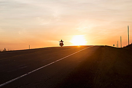 男人,摩托车,黎明,公路,靠近,埃德蒙顿,艾伯塔省,加拿大