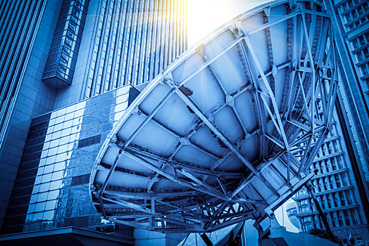 卫星通讯器材和城市高楼大厦