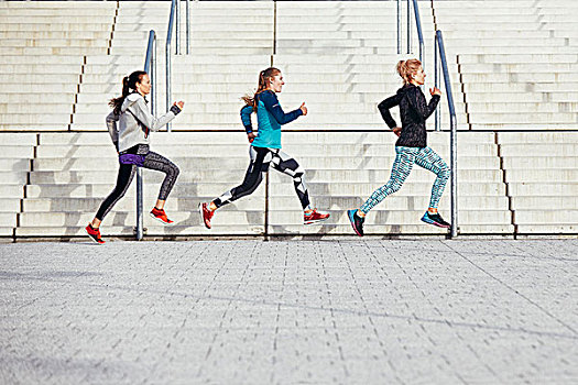 三个,女性,跑步,比赛,过去,城市,楼梯