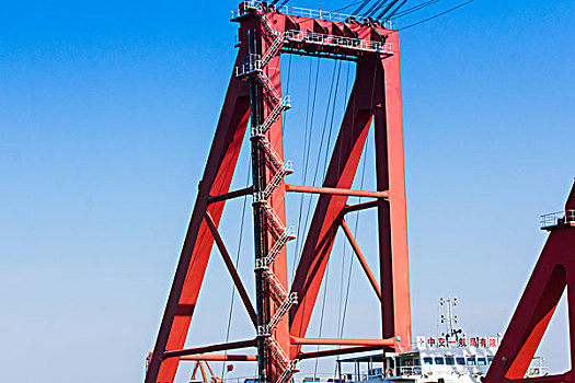 海港上的巨型塔吊