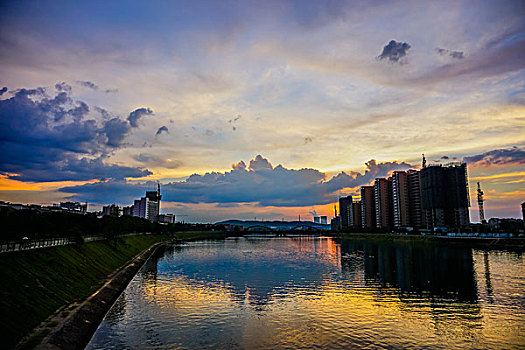 建筑群,高楼,河,灯,东江湾,文化广场,夜景,树林,蓝天,白云,栏杆,铁锁链,游艇,船