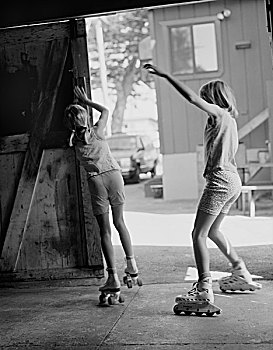 两个,年轻,女孩,后背,摄影,背影,照亮,满,长度,车库,门,开着,北加州,美国,2009年