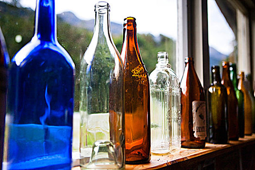 老式,玻璃瓶,行列,窗台,建筑,露营,山谷,米尔福德峡湾,公园,新西兰