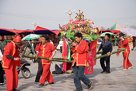 抬花轿