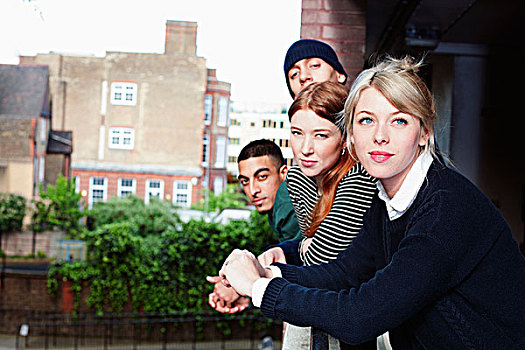 四个,年轻人,站立,露台,伦敦,英国