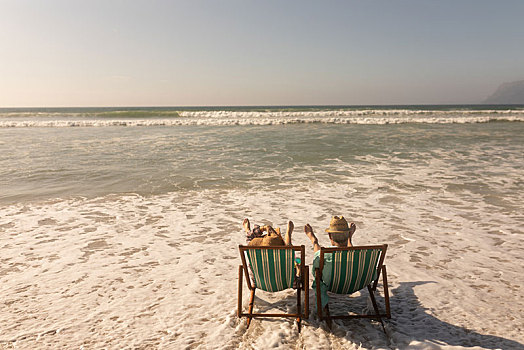 老年,夫妻,放松,一起,沙滩椅,海滩