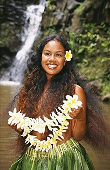 年轻,夏威夷,女人,裙子,站立,瀑布,拿着,鸡蛋花,花环