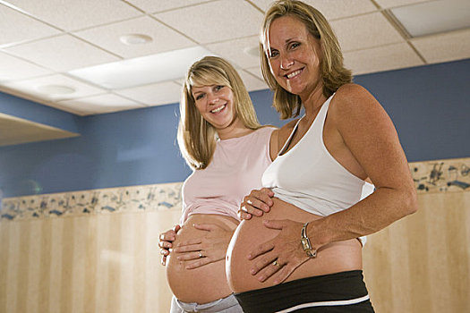 两个,孕妇,一起,健身室,看镜头
