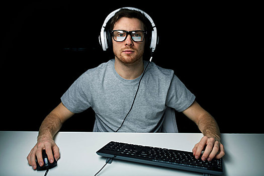 男人,耳机,玩,电脑,电子游戏