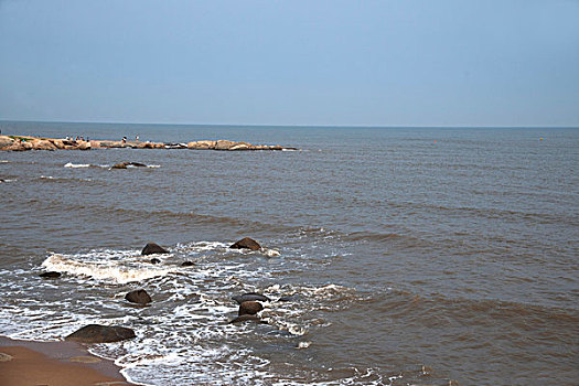 河北省秦皇岛北戴河海滨浴场沿海礁石与海浪