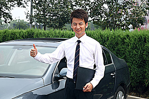 东方年轻男汽车销售员