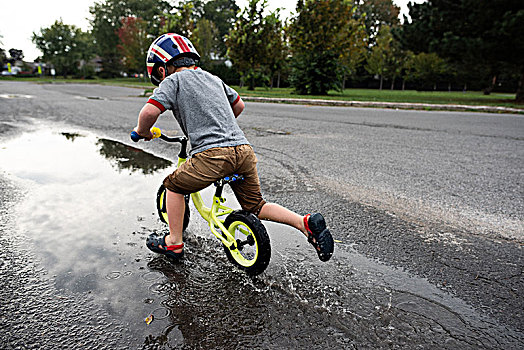 男孩,骑自行车,路湿
