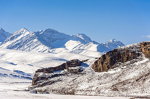 中国新疆雪山高山风光