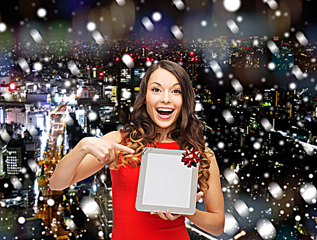 圣诞节,科技,礼物,人,概念,微笑,女人,红裙,留白,平板电脑,电脑屏幕,上方,雪,夜晚,城市,背景