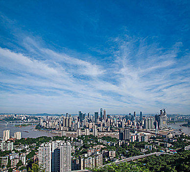 2022年重庆市南岸区南山一棵观景平台上俯瞰重庆渝中区