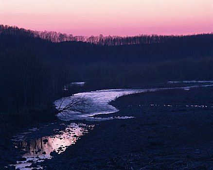 日落,河