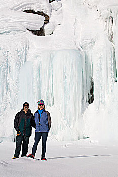 女性,男性,正面,冰冻,冰壁,积雪,悬崖,艾伯塔省,加拿大
