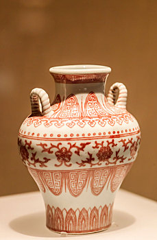 首都博物馆珍藏的釉里红花卉纹双耳扁瓶清代乾隆