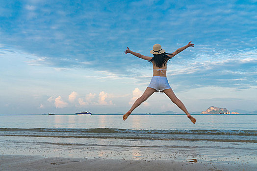 年轻女子在海边亚洲青年跳街舞成熟,男人,练习,靠近,看台滑雪者,背影