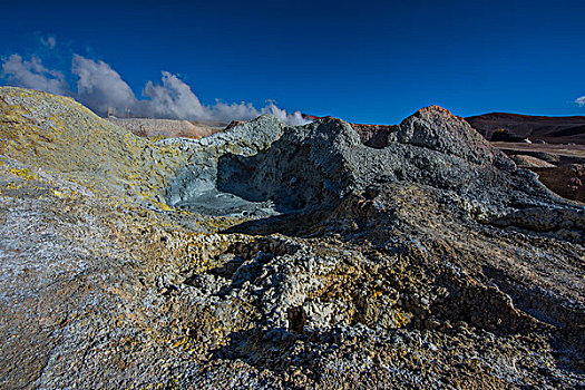 玻利维亚乌尤尼盐湖山区地热泉