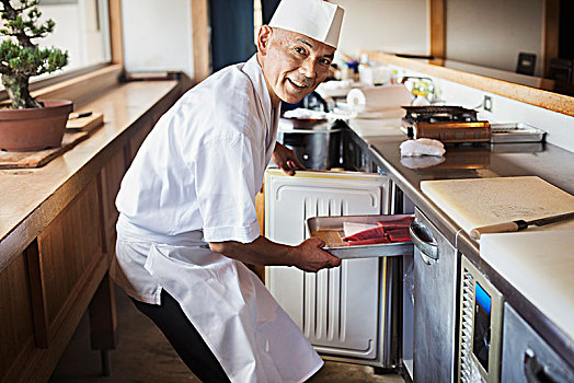 厨师,工作,台案,日本人,寿司,餐馆,放,金属,托盘,鱼肉,冰箱