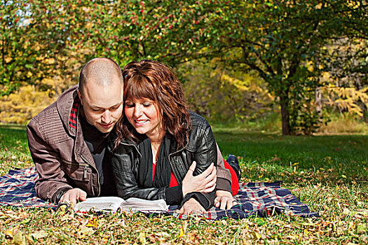 伴侣,读,圣经,一起,公园,艾伯塔省,加拿大