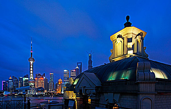 从上海外滩和平饭店南楼楼顶观光平台眺望浦东陆家嘴