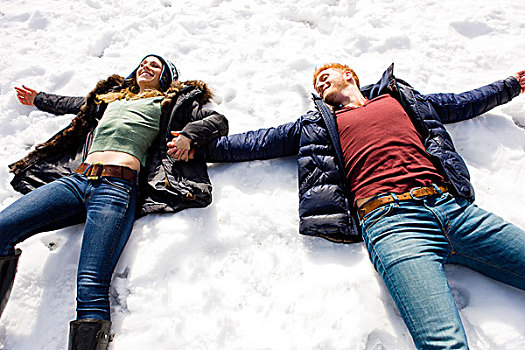 情侣,躺下,雪中