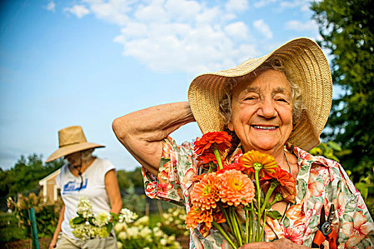 老年,女人,拿着,草帽,花,农场