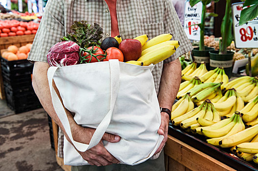 特写,人,食物,菜市场,拿着,购物袋,新鲜,农产品,香蕉,西红柿,卷心菜