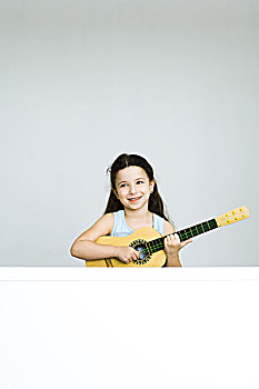 小女孩,演奏,玩具,吉他,微笑