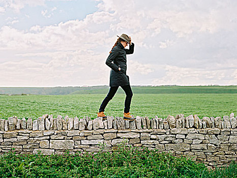 女人,帽子,走,上面,干燥,石墙,地点